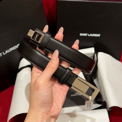 YSL頂級版復刻新寵腰帶
經典百搭款 搭配牛仔褲或者裙子都很好看 長短可調節 25mm寬 雙面進口小牛皮 精緻的真空鍍鈀搭扣飾有琺瑯字體效果