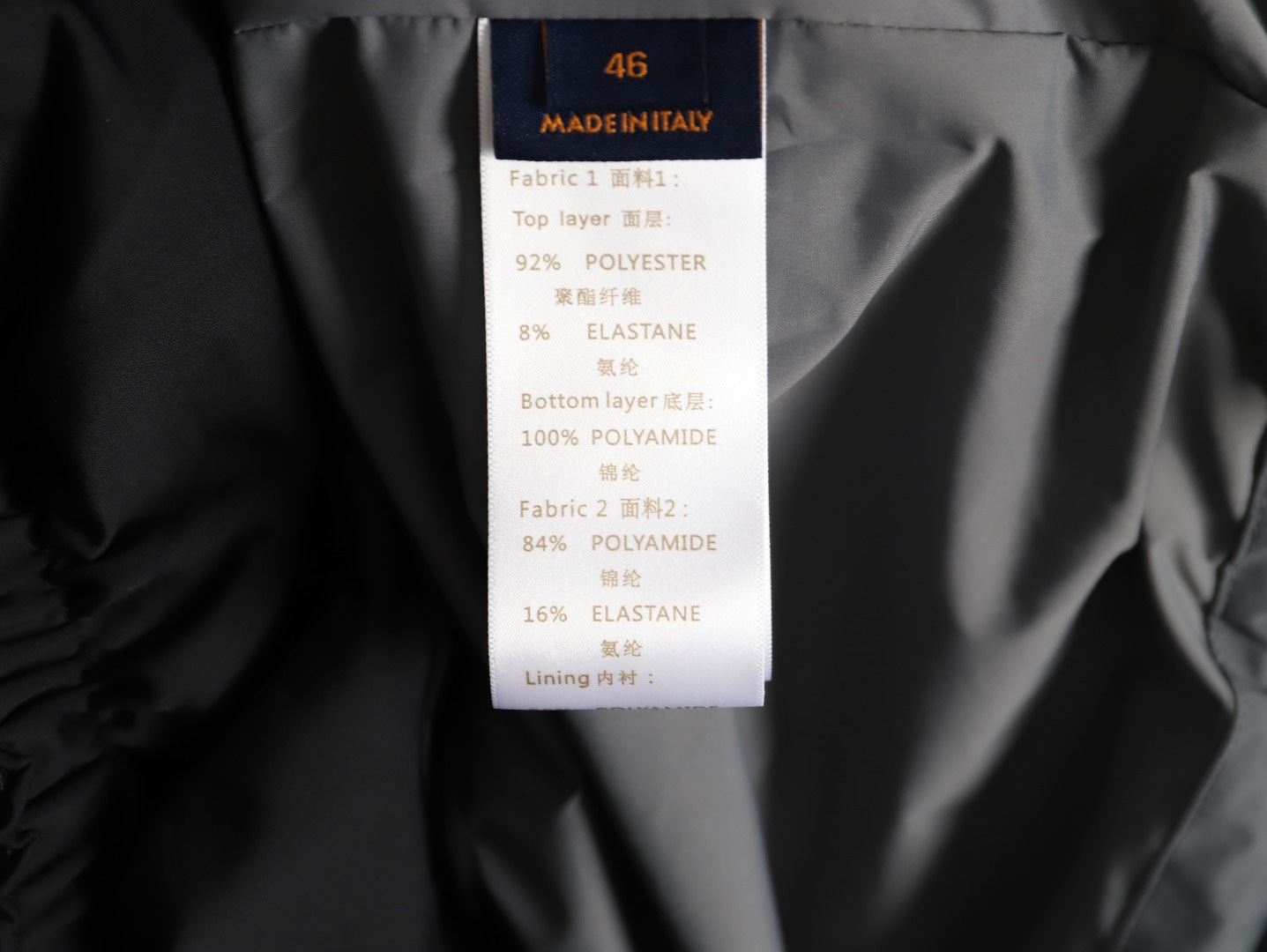 Louis Vuitton/路易威登 25Fw 滑雪系列花卉雙拉鍊連帽羽絨服
定制5合1防絨密織與3合1雙線防絨格紋料，新國標90白鴨絨，充絨飽滿，極致禦寒。 電腦機械充絨，精准計算克重，數字稱重，確保蓬松均勻。進口機刺繡，精密控制，線條流暢細膩。壓花復合，電腦掃描對位，特製膠水固化，粘接牢固。 膠漿印花，三次網板修改，烘烤固色，圖案持久。3D立體絎縫，數控分隔，防止羽絨結塊移位。
A Size:46-52