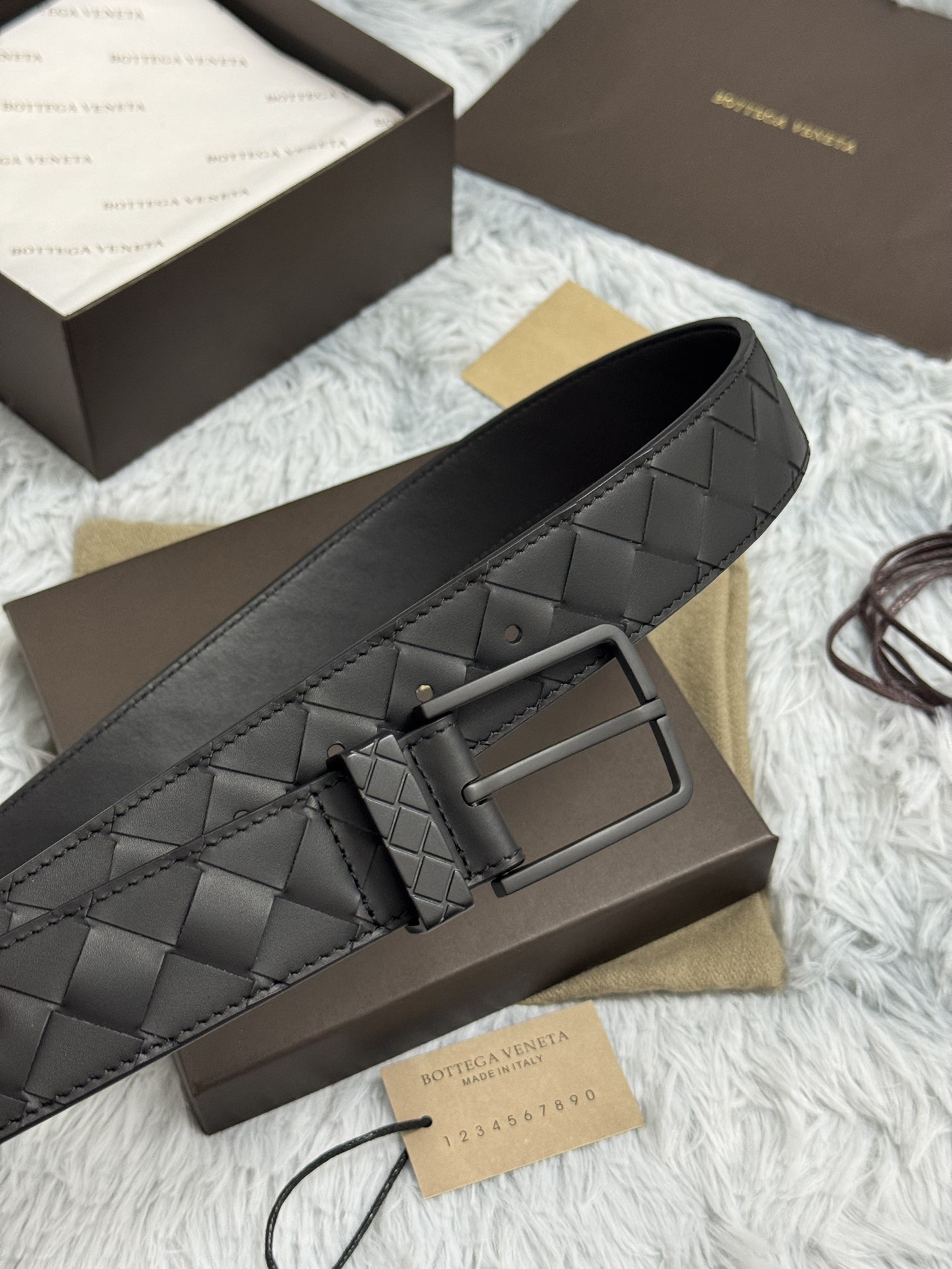 BOTTEGA VENETA   3.5cm   
手工編織牛皮經典之作
每個細節都體現出至高的品味和格調
整體造型增添優雅韻味  
低調奢華的典範
優雅迷人氣息
精緻的手工藝製作。