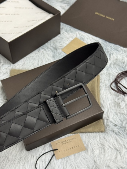 BOTTEGA VENETA   3.5cm   
手工編織牛皮經典之作
每個細節都體現出至高的品味和格調
整體造型增添優雅韻味  
低調奢華的典範
優雅迷人氣息
精緻的手工藝製作。