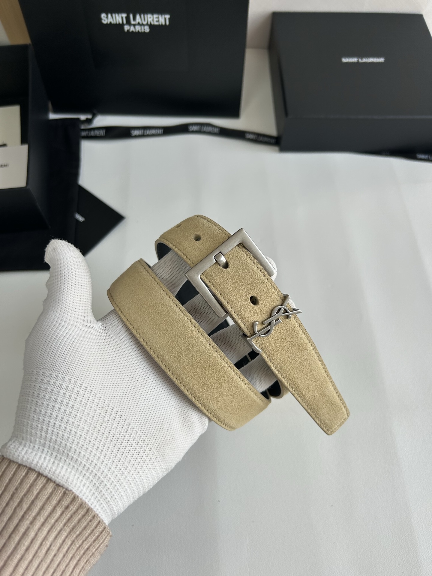 聖羅蘭 女士腰帶，進口小牛皮 配以CASSANDRE 標識腰帶環。古銅色金銀五金可選。精緻優雅的設計，寬度3.0cm