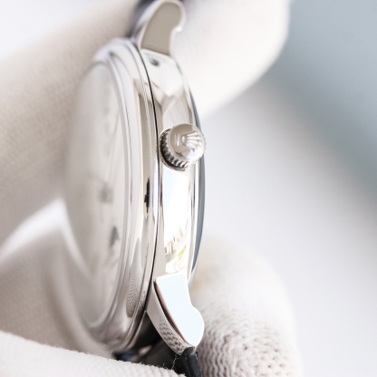 最新力作，市場最高版本最新推薦款，勞力士👑切利尼月相系列.男士腕表簡單不失大氣[勝利]搭載精准瑞士ETA2824-2機芯（6字位真日曆與24小時日月星辰功能）40mm表徑，316精鋼表殼，耐磨抗刮藍寶石玻璃，原裝品質針扣，具備超強防水功能，搭配意大利牛皮讓手腕更貼合舒適！TW工廠出品的勞力士充分體現了高級制表業最純粹的傳統！適合各種商務場合，簡斂精緻不失優雅！