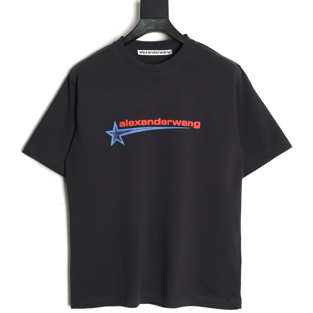 🔝Alexander Wang 亞歷山大王 26SS 燙鑽流星印花短袖T恤
獨家對版定織定染高品質精梳棉棉紗 面料手感柔軟舒適，與原版面料相同！水洗去毛，正品版型，做到了真正的"oversize“版型
尺碼：S-XL