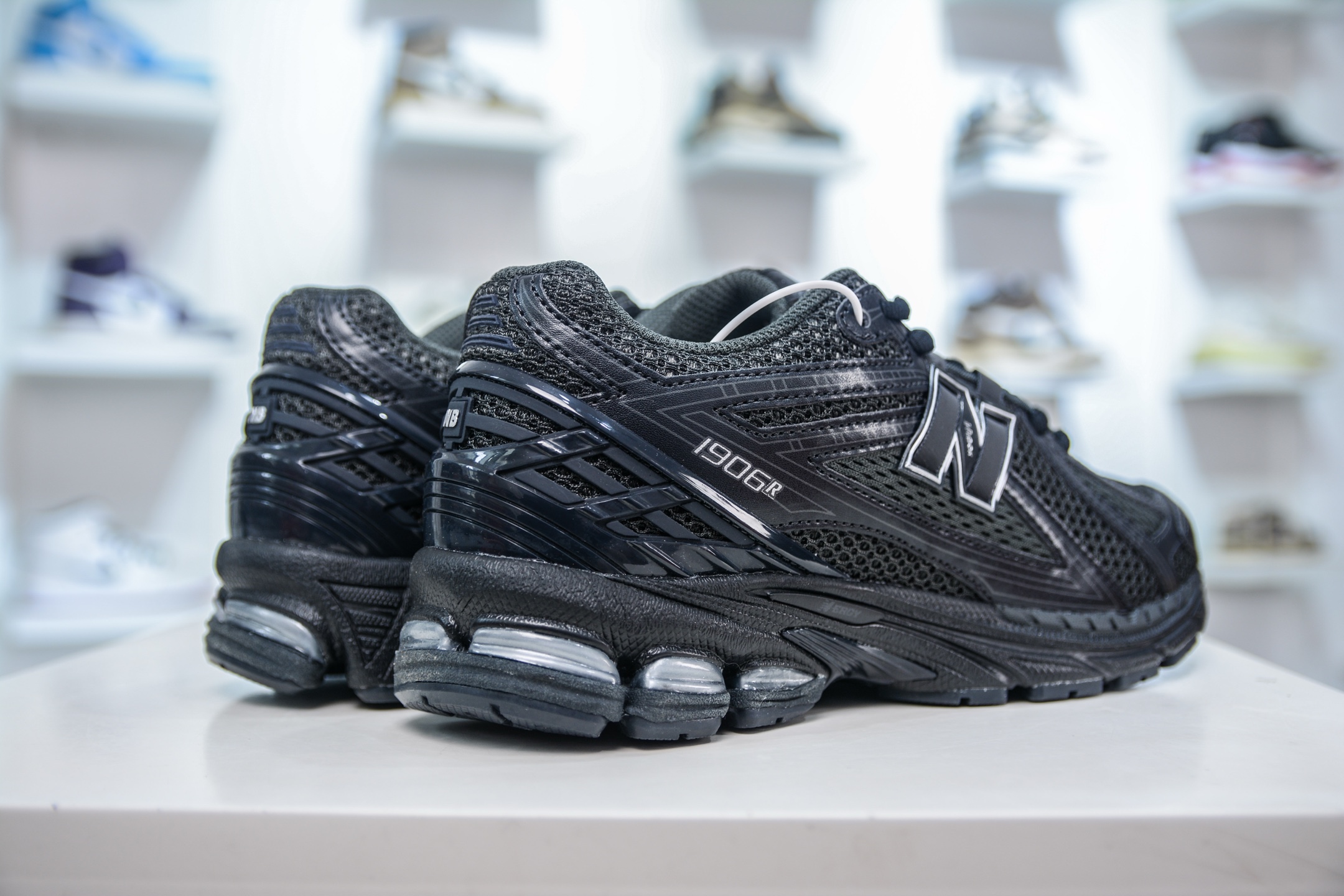 New Balance M1906R系列 復古老爹防滑耐磨低幫 跑步鞋 
貨號：M1906RJB
尺碼：36 37 37.5 38 38.5 39.5 40 40.5 41.5 42 42.5 43 44 45 46.5