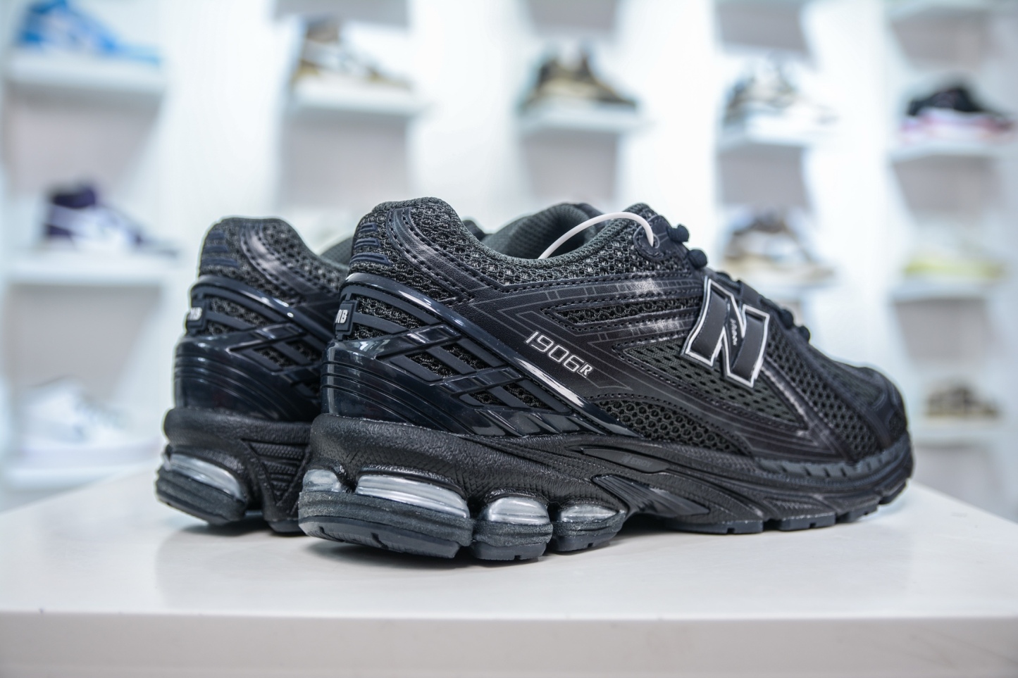 New Balance M1906R系列 復古老爹防滑耐磨低幫 跑步鞋 
貨號：M1906RJB
尺碼：36 37 37.5 38 38.5 39.5 40 40.5 41.5 42 42.5 43 44 45 46.5