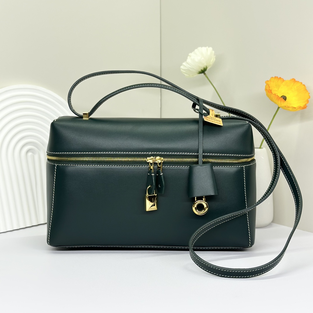 𝓸𝓻𝓸 𝓟𝓲𝓪𝓷𝓪 諾悠翩雅
𝑬𝒙𝒕𝒓𝒂 𝑩𝒂𝒈 𝑳𝟐𝟕 
寬開口加大容量斜挎包，包型設計更立體更有型，包身採用進口原廠小牛皮，手感柔軟而獨特，包包內部結構多了內袋。雙向加長拉鍊開合，配有My Charms金色金屬掛飾（LP特級純鋼五金配件）
size：27*16*10釐米
配全套專櫃禮盒包裝🎁