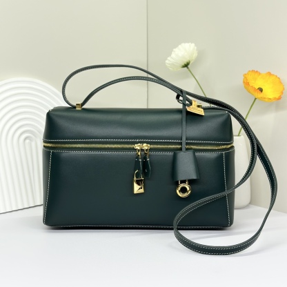 𝓸𝓻𝓸 𝓟𝓲𝓪𝓷𝓪 諾悠翩雅
𝑬𝒙𝒕𝒓𝒂 𝑩𝒂𝒈 𝑳𝟐𝟕 
寬開口加大容量斜挎包，包型設計更立體更有型，包身採用進口原廠小牛皮，手感柔軟而獨特，包包內部結構多了內袋。雙向加長拉鍊開合，配有My Charms金色金屬掛飾（LP特級純鋼五金配件）
size：27*16*10釐米
配全套專櫃禮盒包裝🎁