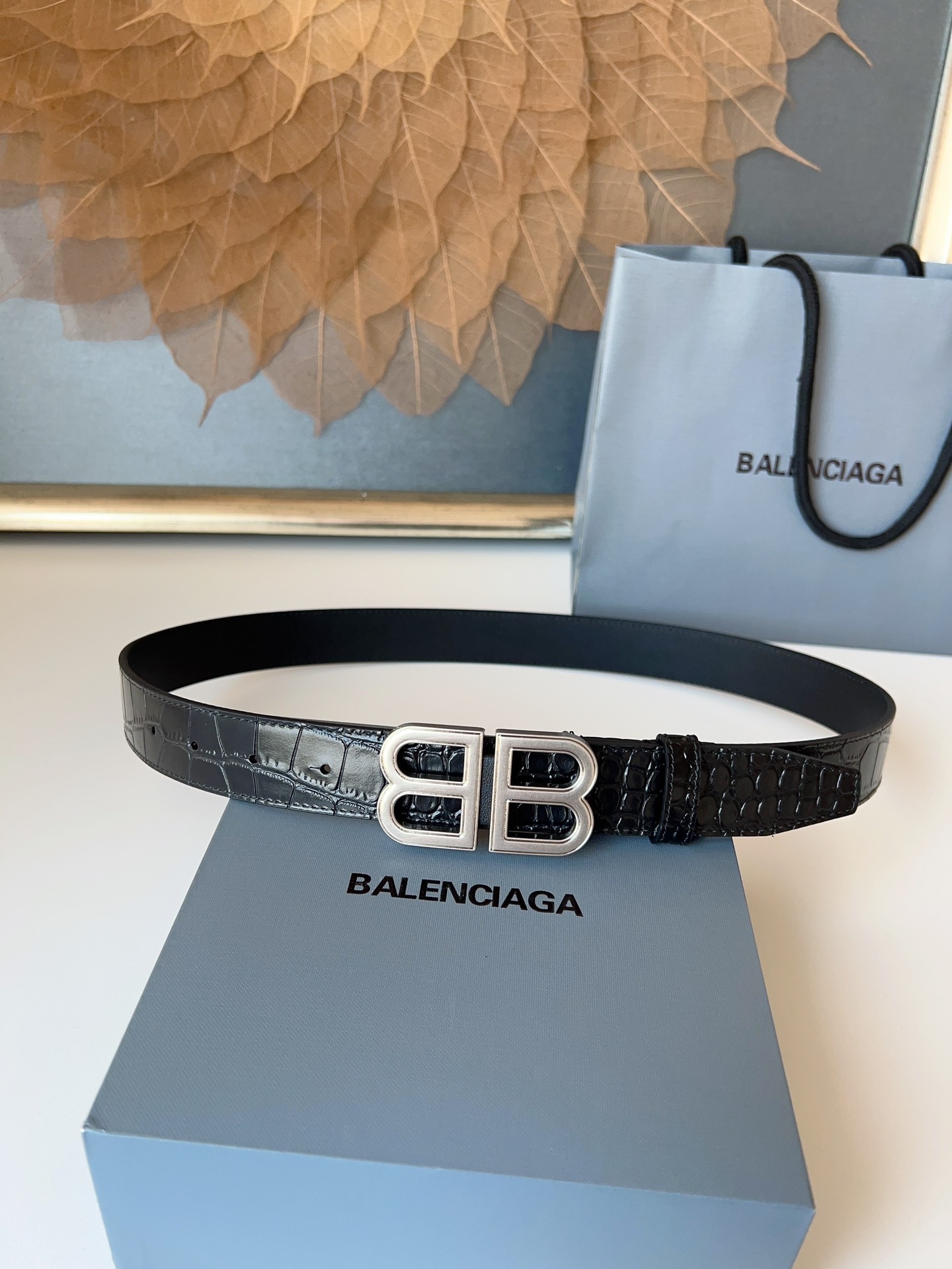 巴黎世家（Balenciaga）寬度3.0cm 是法國的奢侈品牌，作為時尚界最具影響力品牌之一的地位。設計師源於：都市時尚潮流獨特的設計風格，採用進口小牛皮製作；搭配純銅復古五金，使其更具魅力。值得擁有的百搭精品！