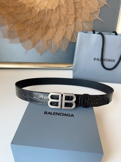 巴黎世家（Balenciaga）寬度3.0cm 是法國的奢侈品牌，作為時尚界最具影響力品牌之一的地位。設計師源於：都市時尚潮流獨特的設計風格，採用進口小牛皮製作；搭配純銅復古五金，使其更具魅力。值得擁有的百搭精品！
