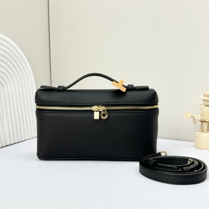 𝓸𝓻𝓸 𝓟𝓲𝓪𝓷𝓪諾悠翩雅
𝑬𝒙𝒕𝒓𝒂 𝑷𝒐𝒄𝒌𝒆𝒕 𝑳𝟏𝟗 
這是一款大開口結構的功能性設計的手拿包，經典風格和簡約設計的組合體。包身採用進口原廠小牛皮材質，輕微的錘紋呈現優雅的紋理，內里採用進口原廠小羊皮。皮革手柄和可拆卸肩帶，可打造出不同背法實用百搭。雙向拉鍊開合，搭配My Charms銀色金屬掛飾。（LP特級全鋼配件五金）
size：11×19×6.5cm
貨號：FAN4046
配套全套專櫃禮盒包装🎁