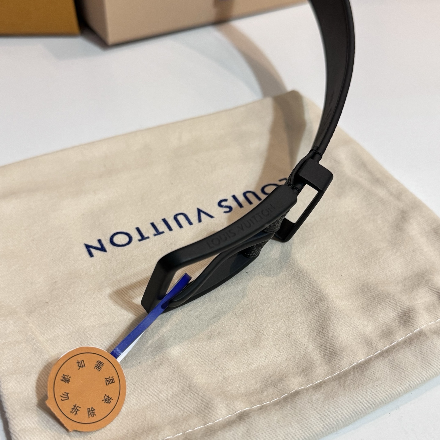 
寬度：3.5cm Frog 雙面腰帶以創意筆觸展現千禧潮流風範，巧妙致敬鄉村搖滾文化。做舊皮革令 Damier 格紋流露復古韻致，圓潤方形搭扣回溯品牌經典硬箱元素🆚