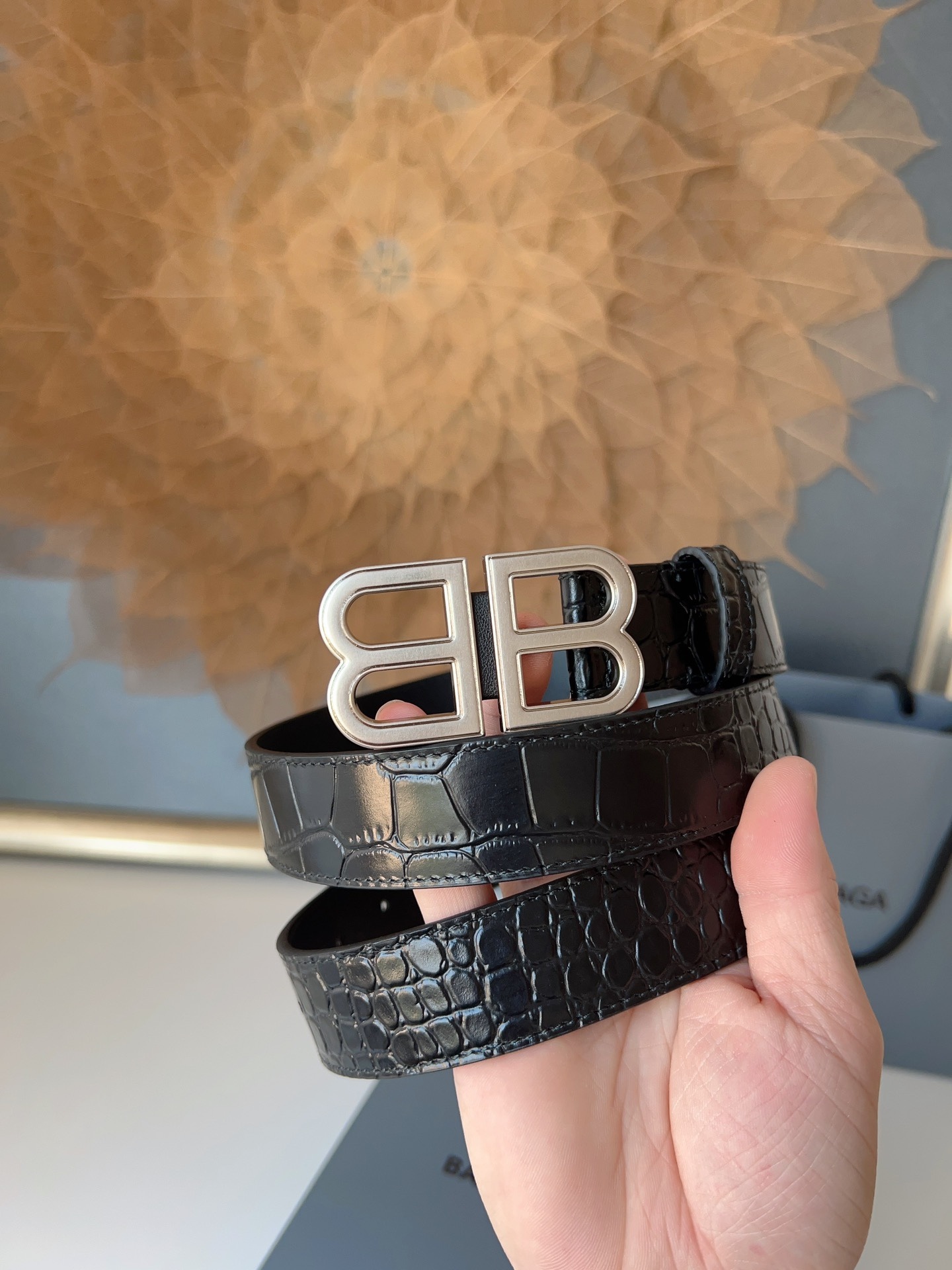 巴黎世家（Balenciaga）寬度3.0cm 是法國的奢侈品牌，作為時尚界最具影響力品牌之一的地位。設計師源於：都市時尚潮流獨特的設計風格，採用進口小牛皮製作；搭配純銅復古五金，使其更具魅力。值得擁有的百搭精品！