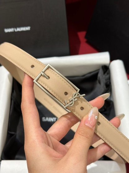新款聖羅蘭 YSL
這款女款腰帶復古精工金屬扣將復古風與現代時尚相融合，呈現的恰到好處，時尚標配青睞有加，每針每一線都非常精緻，雙面頂級牛皮材質，搭配頂級黃銅針扣寬度2.0