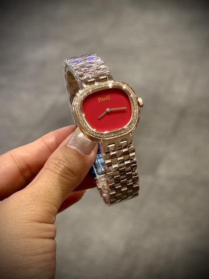 A8 factory•伯爵全新腕表 ﻿ #PiagetSixtie鎏金悅影系列 ﻿ 在瑞士鐘錶展「鐘錶與奇跡」閃亮登場！這款腕表游走於非凡制表工藝與黃金工藝之間，簡直是時尚與藝術的完美結合。Sixtie腕表採用獨特的梯形設計，重新詮釋1960年代末大膽華麗的風格，展現出獨特的魅力與優雅。
✨Sixtie系列腕表
✨直徑29毫米,
✨CNC數控雕刻精鋼梯形表殼
✨專櫃同步超薄厚度僅僅7mm
✨銀色太陽緞面打磨錶盤
✨316L精鋼錶鏈,搭載伯爵進口石英機芯  
認准A8出品！必屬精品！