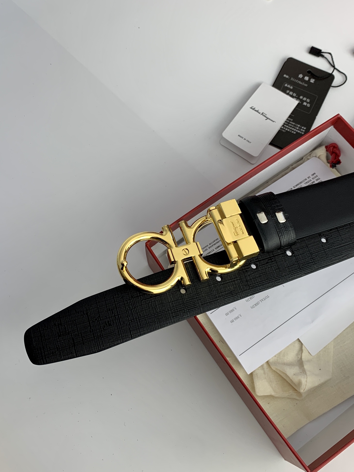 〖F家〗這款皮帶採用雙面小牛皮，搭配純銅八字扣，打造高雅考究的造型。寬3.5cm，長度可調節，達到量身定制般的修身效果。