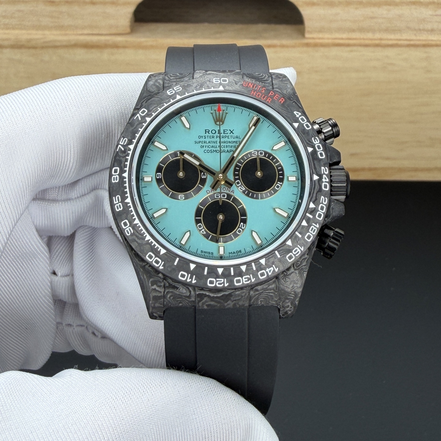 BLAKEN 頂配升級｜彩虹鑽·鉑金眼睛 4代迪通拿
BLAKEN Top Custom • Rainbow Diamond • Platinum Eye
Rolex Daytona 4th Gen 🔥
40mm 全碳纖維高端款｜實拍質感拉滿
Full Carbon Fiber • 40mm High-End Quality
✅ 72H Long Power Reserve
搭載4130一體機芯，72小時長續航，穩定耐用
✅ 魔術貼便攜式錶帶，佩戴方便快捷
Velcro portable strap