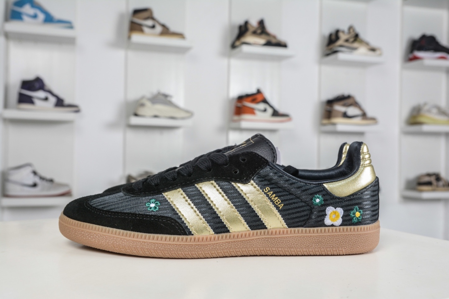 adidas originals SAMBA OG W 此款鞋延續了橡膠外底和經典款式的傳統。
貨號：IH1331
Size：35 36 36.5 37 38 38.5 39 40 40.5 41 42 42.5 43 44 44.5 45