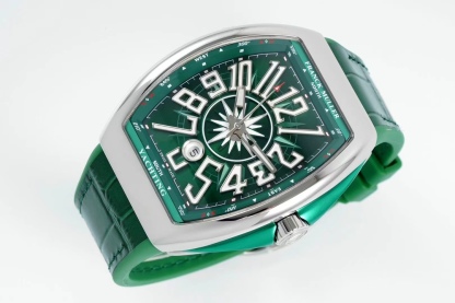 ABF 最高品質綠遊艇 新款到貨 Franck Muller 法蘭克穆勒 Vanguard Yachting V45遊艇系列 44x54 mm
1.表殼100%原版開模 特別是三明治結構表殼 中間內側 藍色的側槽和把頭位置凸出來的藍色耳位 更是使表殼的製作過程更加困難 然後歷時10個多月經過多次初版校對 終於研發製作成功 完全採用316精鋼製作 而非市場低成本的塑膠模具 
2.本版本V45綠色遊艇字面 真法郎字丁 都是採用原裝1：1高度的數字凹邊內法郎烤真丁 成本高 製作複雜 良品率低 字面下層有放大鏡