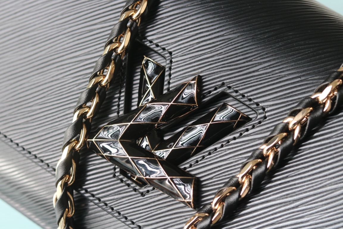 [玫瑰] 原版品質[玫瑰]歡迎貨比三家[玫瑰]款號：50396/23271/23267/23377[玫瑰][玫瑰][玫瑰]本款 Twist 中號手袋取材Epi粒面皮革。標誌性鎖扣點綴同色琺瑯，呈現絎縫效果，致意品牌硬箱內部圖案，並彰顯路易威登匠心工藝。可由日入夜背攜，釋放潮流格調。[玫瑰]
23x 17x9.5釐米(長度x高x寬) Epi 粒面皮革
Epi粒面皮革飾邊牛皮革內襯金屬件
LV Twist 扭鎖
內貼袋，配有可拆卸鏡子後側內貼袋
大號前內袋配有拉鍊袋肩帶:可拆卸，可調節包帶半長:49.0釐