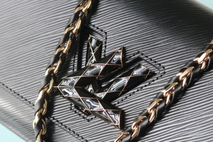 [玫瑰] 原版品質[玫瑰]歡迎貨比三家[玫瑰]款號：50396/23271/23267/23377[玫瑰][玫瑰][玫瑰]本款 Twist 中號手袋取材Epi粒面皮革。標誌性鎖扣點綴同色琺瑯，呈現絎縫效果，致意品牌硬箱內部圖案，並彰顯路易威登匠心工藝。可由日入夜背攜，釋放潮流格調。[玫瑰]
23x 17x9.5釐米(長度x高x寬) Epi 粒面皮革
Epi粒面皮革飾邊牛皮革內襯金屬件
LV Twist 扭鎖
內貼袋，配有可拆卸鏡子後側內貼袋
大號前內袋配有拉鍊袋肩帶:可拆卸，可調節包帶半長:49.0釐