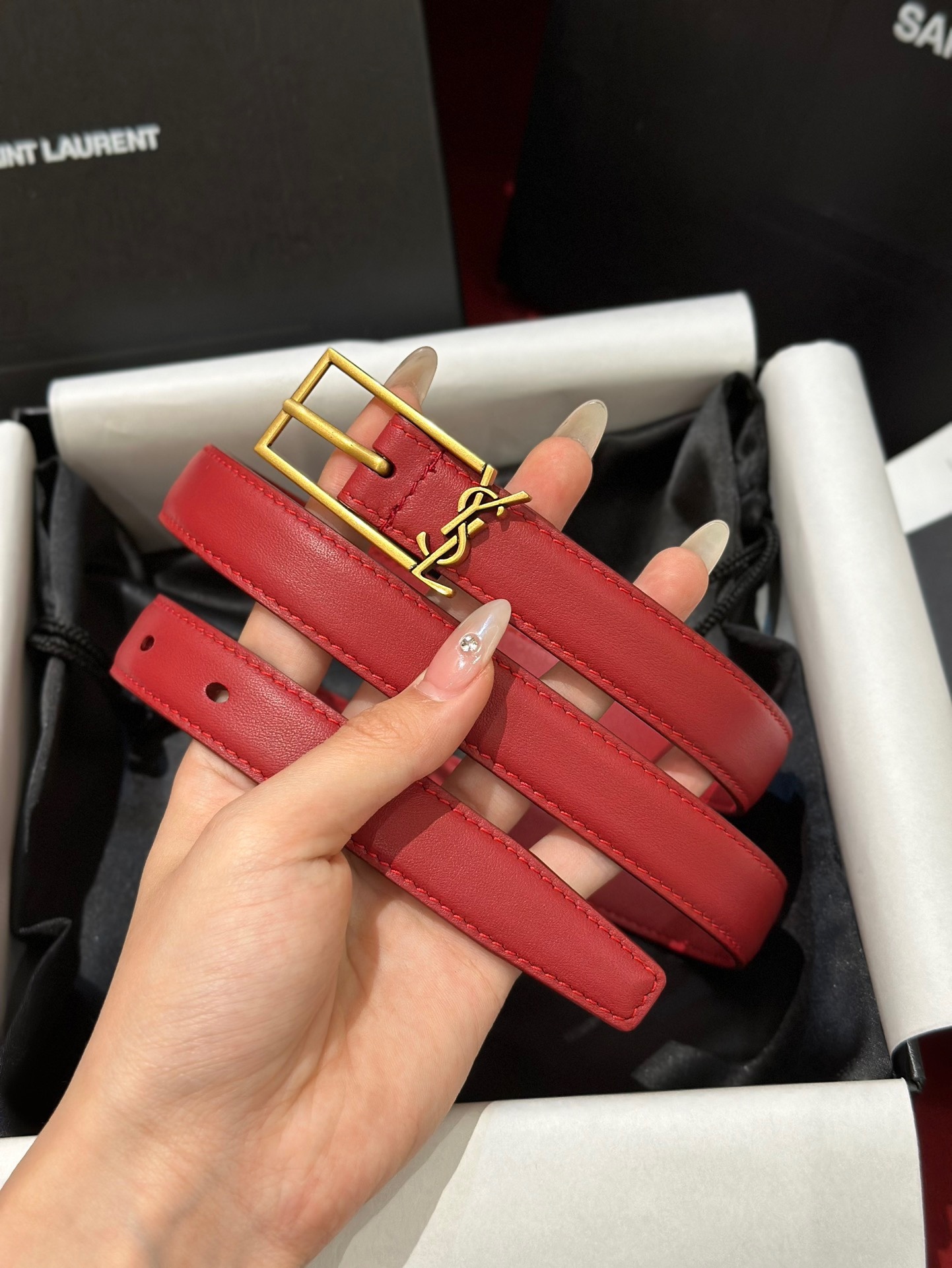 新款聖羅蘭 YSL
這款女款腰帶復古精工金屬扣將復古風與現代時尚相融合，呈現的恰到好處，時尚標配青睞有加，每針每一線都非常精緻，雙面頂級牛皮材質，搭配頂級黃銅針扣寬度2.0