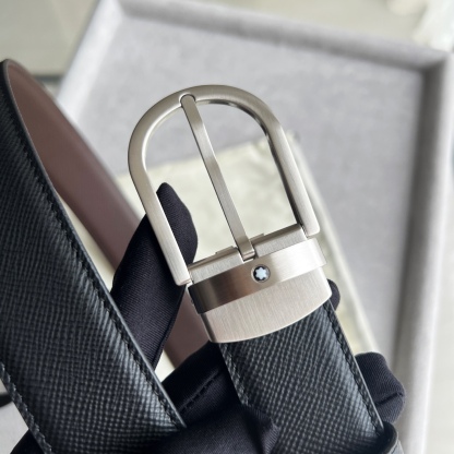 馬蹄形帶扣黑色/棕色雙面皮帶（35毫米）
馬蹄形閃亮鍍釕帶扣。可調節長度，3.5cm黑色和棕色雙面皮帶。打造經典靈動造型。
貨號 錶帶描述 黑色和棕色雙面牛皮皮帶 皮革圖案 金屬圓環上飾有萬寶龍六角白星 標識 搭扣裝置 易開啓裝置，可調節皮帶長度
搭扣形狀 馬蹄形主要顏色 黑色 | 棕色 搭扣類型 針扣式表扣