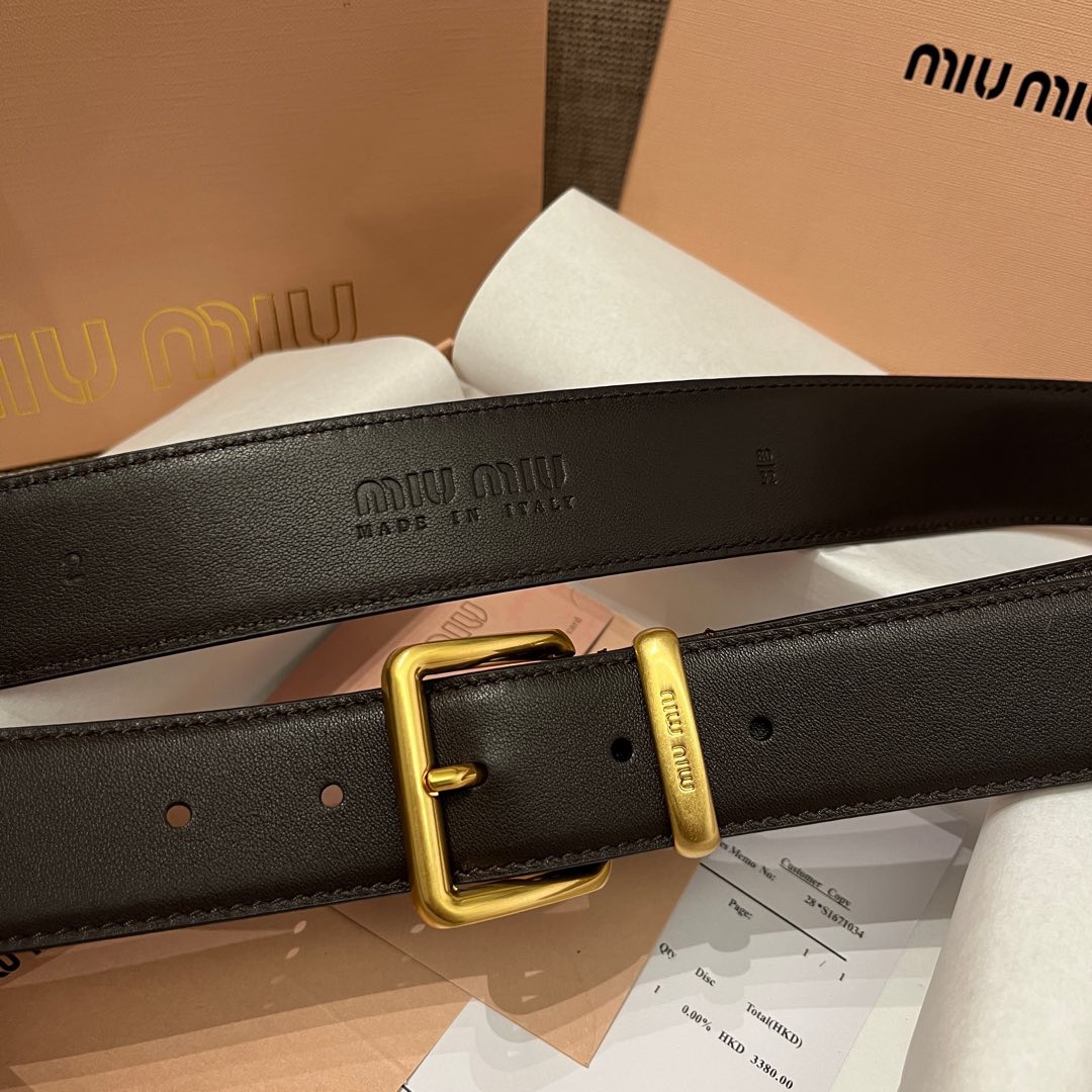 MiuMiu 今年大爆款上新‼️‼️
這就是野性與可愛結合的反差美！
關但寬度粗 腰頭大 有一種野性與可愛結合的反差美～
炎名系上有甜酷甜酷的氛圍感喔#
寬度 ：3.5cm