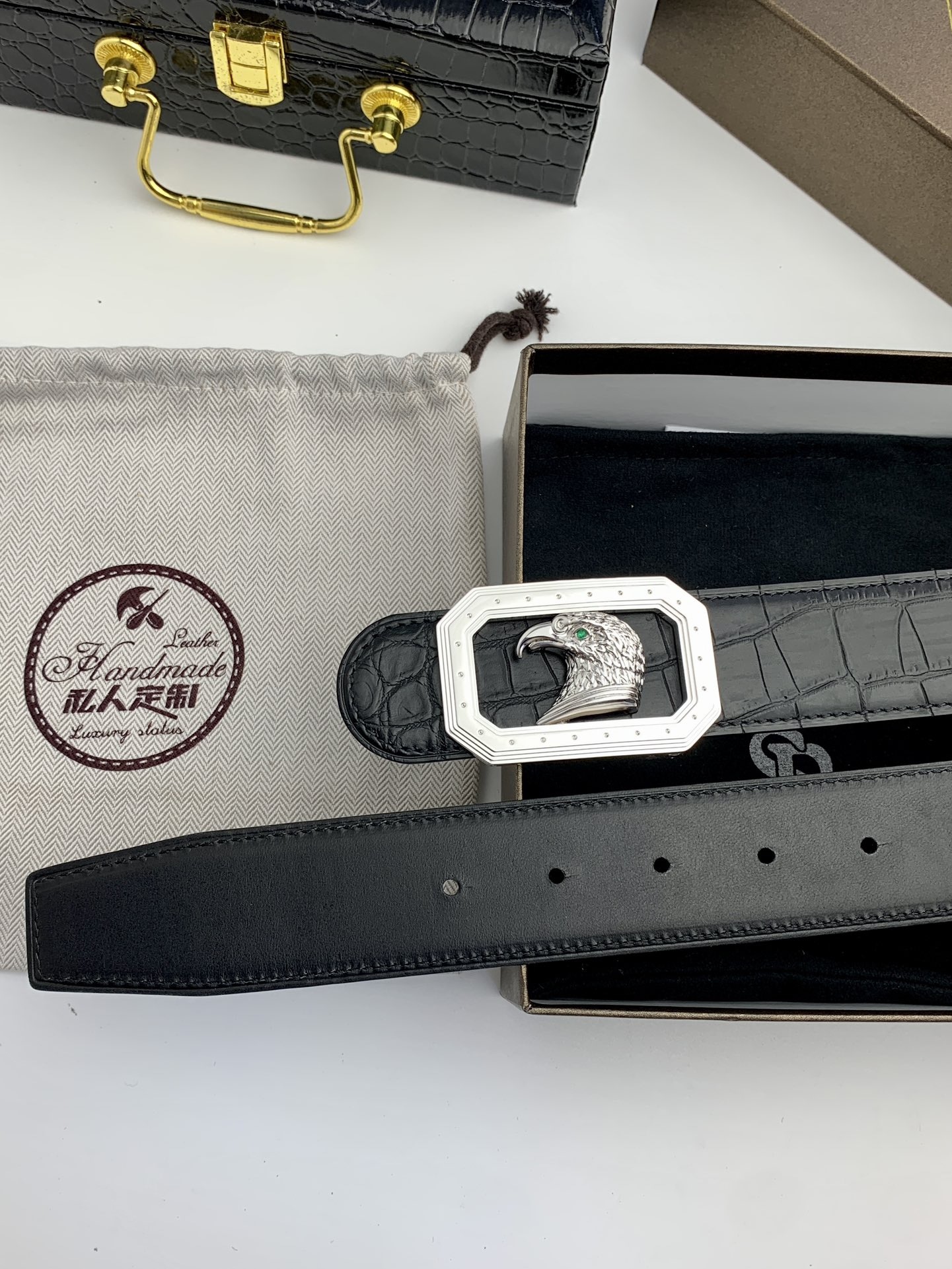 【史蒂芬】原版鰐魚紋牛皮腰帶，搭配新款不鏽鋼鷹頭扣，寬度3.8cm，雙面可用，無夾層，長度不可調節，需要選擇合適的尺碼。具有獨特吸引力！