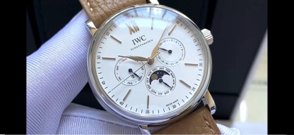 🔥顏值巔峰  傾情演繹🔥
IWC旗下最耀眼的明星，萬年一瞬，品鑒IWC萬國柏濤菲諾萬年曆腕表！
1⃣️ 【機芯】採用3836-2型自制機芯，其機芯運轉穩定，月相處更是1:1還原正品，在光線下月相中的星星太陽更是明亮發光，走時精准，幾乎零返修！
2️⃣【表殼】正品開模，1:1完美還原！腕表尺寸40mm，整個表殼採用獨家研發的CNC精磨工藝，與原裝工藝效果如出一轍！
3️⃣【錶盤】錶盤12刻度細節精益求精，1:1還原鍍銀錶盤，9位更是1:1還原閏年設計，採用雙面防反光拱形鍍膜鏡面，使其整體錶盤質感更佳