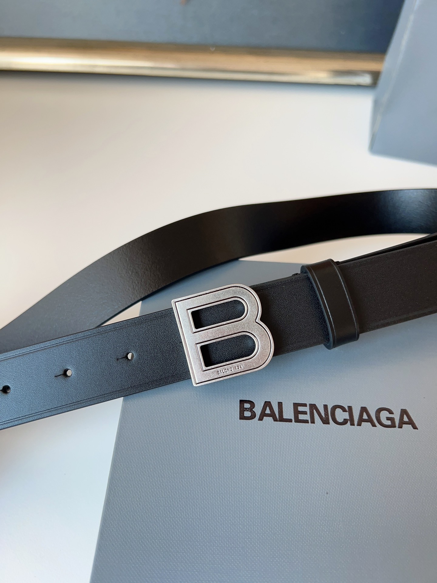 巴黎世家（Balenciaga）寬度3.0cm 是法國的奢侈品牌，作為時尚界最具影響力品牌之一的地位。設計師源於：都市時尚潮流獨特的設計風格，採用進口小牛皮製作；搭配純銅復古五金，使其更具魅力。值得擁有的百搭精品！
