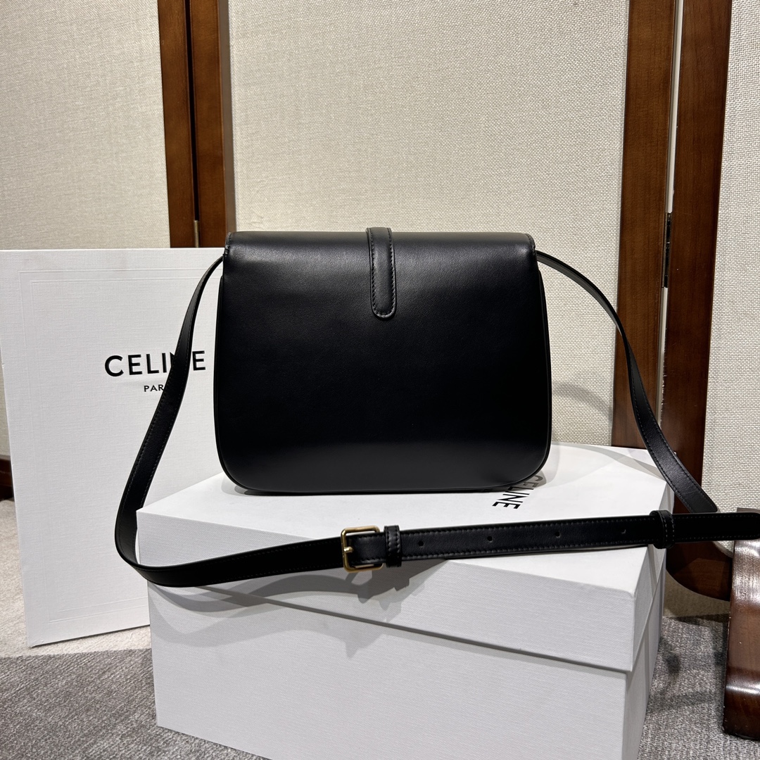 CELINE TABOU全新復古郵差包~是新一季個人覺得最耐看包型 進口牛皮/內里羊皮 全套包裝 隨意對比[愛心]
尺寸：22 *16 *7cm
款號搜：196583