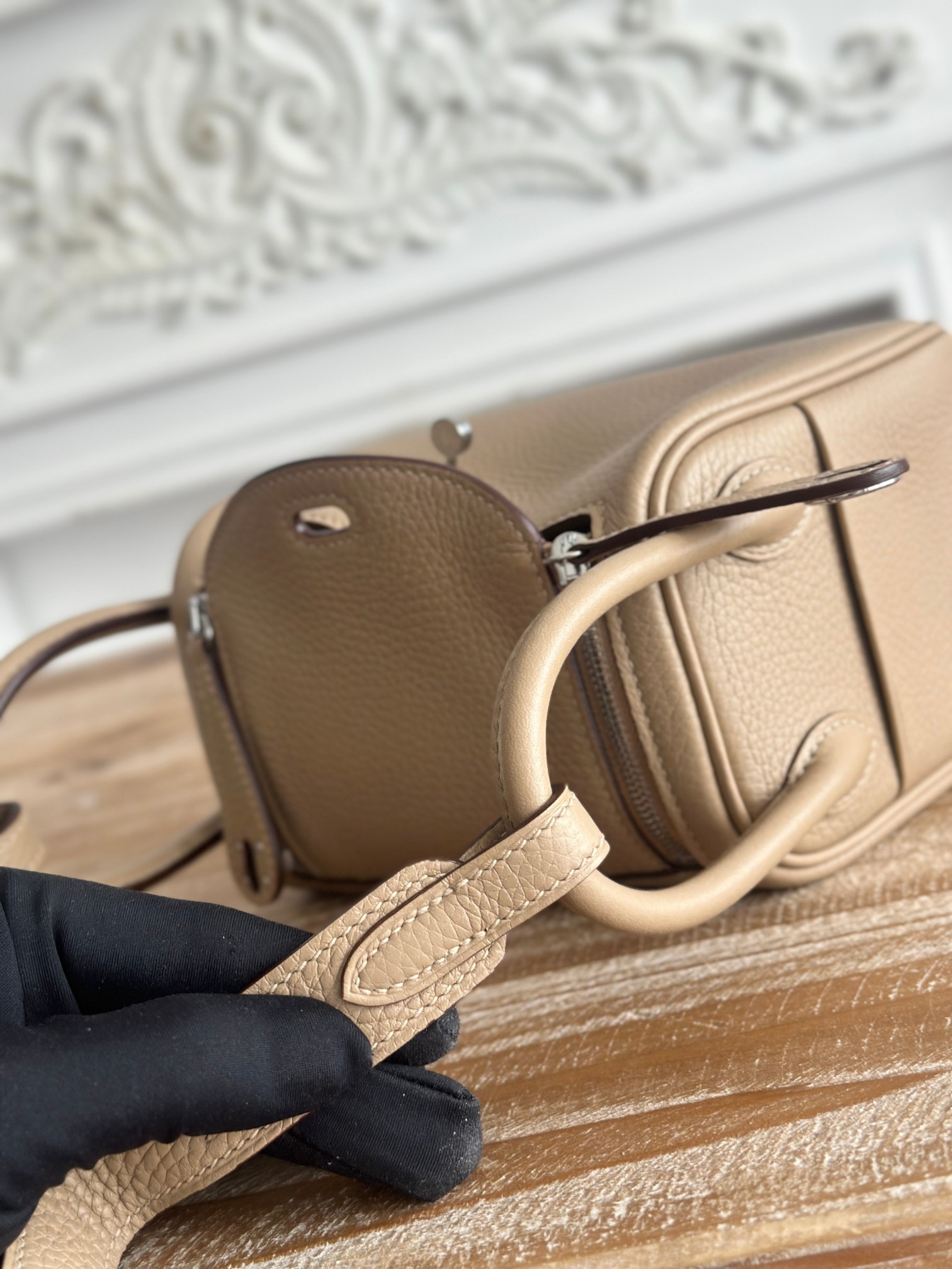 迪lindy 19cm	
Tc皮 蜜蠟線半手工縫製
lindy19保留了琳迪包所有細節的完整設計，側口袋、拉鍊等全部都是經典的設計√
這只小可愛暴擊了多少人的少女心