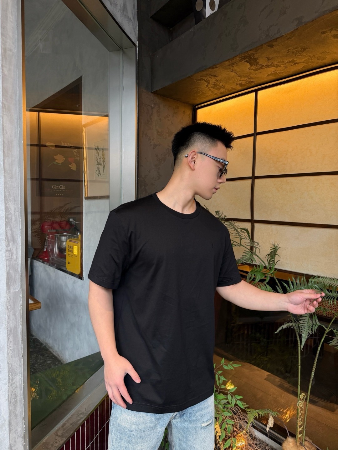 🔝SAINT LAURENT聖羅蘭SLP 小標純色徽標短袖T恤
正品購入開發，50支雙股精品賽爾棉170克，1*1拉架羅紋280克，進口刺繡，面料酵洗，定制1：1商標，寬松版型
B Size：S-XL