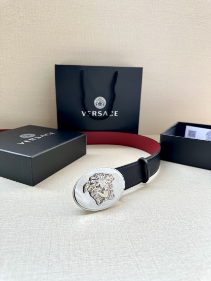 寬度：4.0cm （範思哲） 此款橢圓五金配件、腰帶飾有標誌性的Versace美杜莎頭像扣，彰顯品牌格調。是一款精美的衣櫥必備單品。