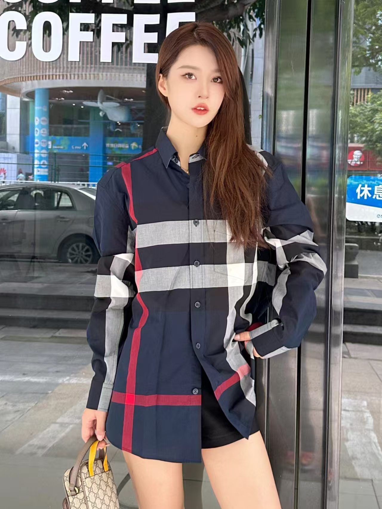 Burberry/巴寶莉 經典大格紋棉質襯衫
定制原版一致80支精梳棉單線紗，紗線全部訂染，最終確定織法，
無論是格型大小線條粗細均達到Y版水平並且布料沒有尾斜現象，
紅外線裁剪對條對格單件裁，保證大貨品質，
定制塔羅貝油封噴漆扣子自然發亮（不同市場版都是樹脂扣），裁片、領子坐領 門邊 袖口 部位加了燙薄，
全部要對格對位出成品，紅外激光定位對格取位，
每個獨立的尺碼都是定位裁片，前幅，口袋，袖子等部位都是對格對位的，
工序複製，費時費料，經典簡單氣質不失大牌，面料上身舒適柔軟卻又挺括有型，