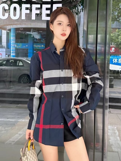 Burberry/巴寶莉 經典大格紋棉質襯衫
定制原版一致80支精梳棉單線紗，紗線全部訂染，最終確定織法，
無論是格型大小線條粗細均達到Y版水平並且布料沒有尾斜現象，
紅外線裁剪對條對格單件裁，保證大貨品質，
定制塔羅貝油封噴漆扣子自然發亮（不同市場版都是樹脂扣），裁片、領子坐領 門邊 袖口 部位加了燙薄，
全部要對格對位出成品，紅外激光定位對格取位，
每個獨立的尺碼都是定位裁片，前幅，口袋，袖子等部位都是對格對位的，
工序複製，費時費料，經典簡單氣質不失大牌，面料上身舒適柔軟卻又挺括有型，