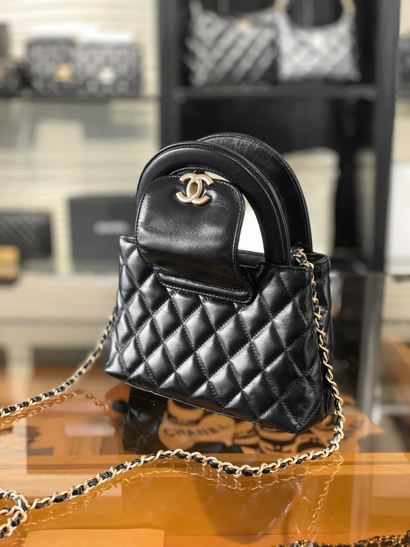 新品到貨🆕𝗖𝗵𝗮𝗻𝗲𝟭 𝟐𝟓𝐂
𝗞𝗲𝗹𝗹𝘆 手提鏈條包大號 黑色
售價𝟥𝟧𝟨𝟢𝟢𝗋𝗆𝖻購入開發〰️

全網最熱🔥𝟤𝟦𝖯 𝗄𝖾𝗅𝗅𝗒手提袋
叱吒整個秀場，簡直美絕了〰️
簡約又復古的小手提很靈魂很舒適。
又乖又耐看，實在絕對愛不釋手❕

五金：厚鍍𝟤𝟦𝗄復古金
皮料：𝖵𝖾𝗅𝗂𝖾𝗋𝗊亮面小牛皮
尺寸： 𝟣𝟥*𝟣𝟫*𝟩 𝖼𝗆
4416