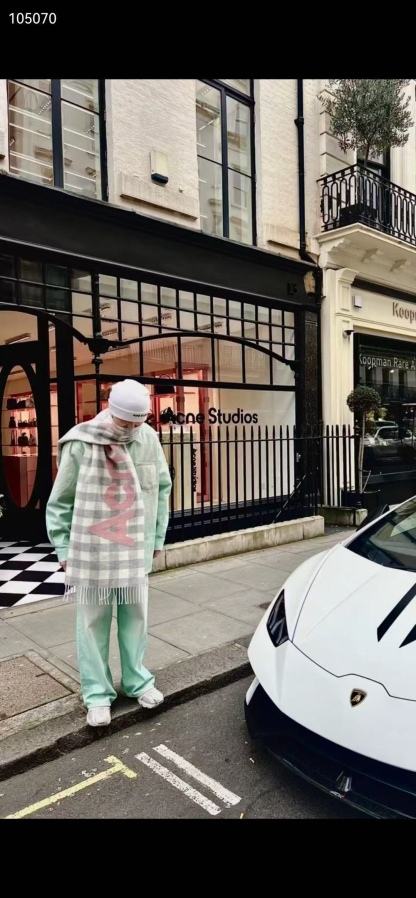 Acnestudios 1981M25ss不規則做舊手工夜光牛仔褲
重工做舊 泥染塗料廢土系列 在燈光強光照射下螢光粉塗料.男女同款
J 碼數：XS.S.M.L.