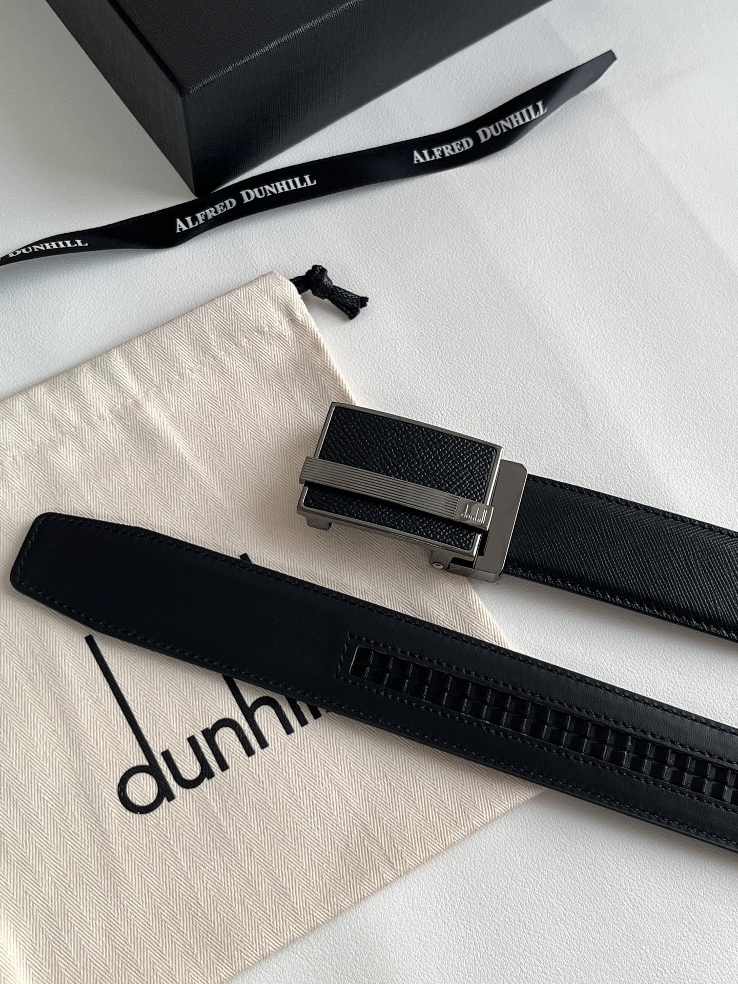 登喜路（Dunhill）是一家英國倫敦的男士奢侈品牌。皮帶以其精湛的工藝和經典的設計，成為男士配飾中的精品。皮帶的質感好、耐用性強，商務休閒百搭款！