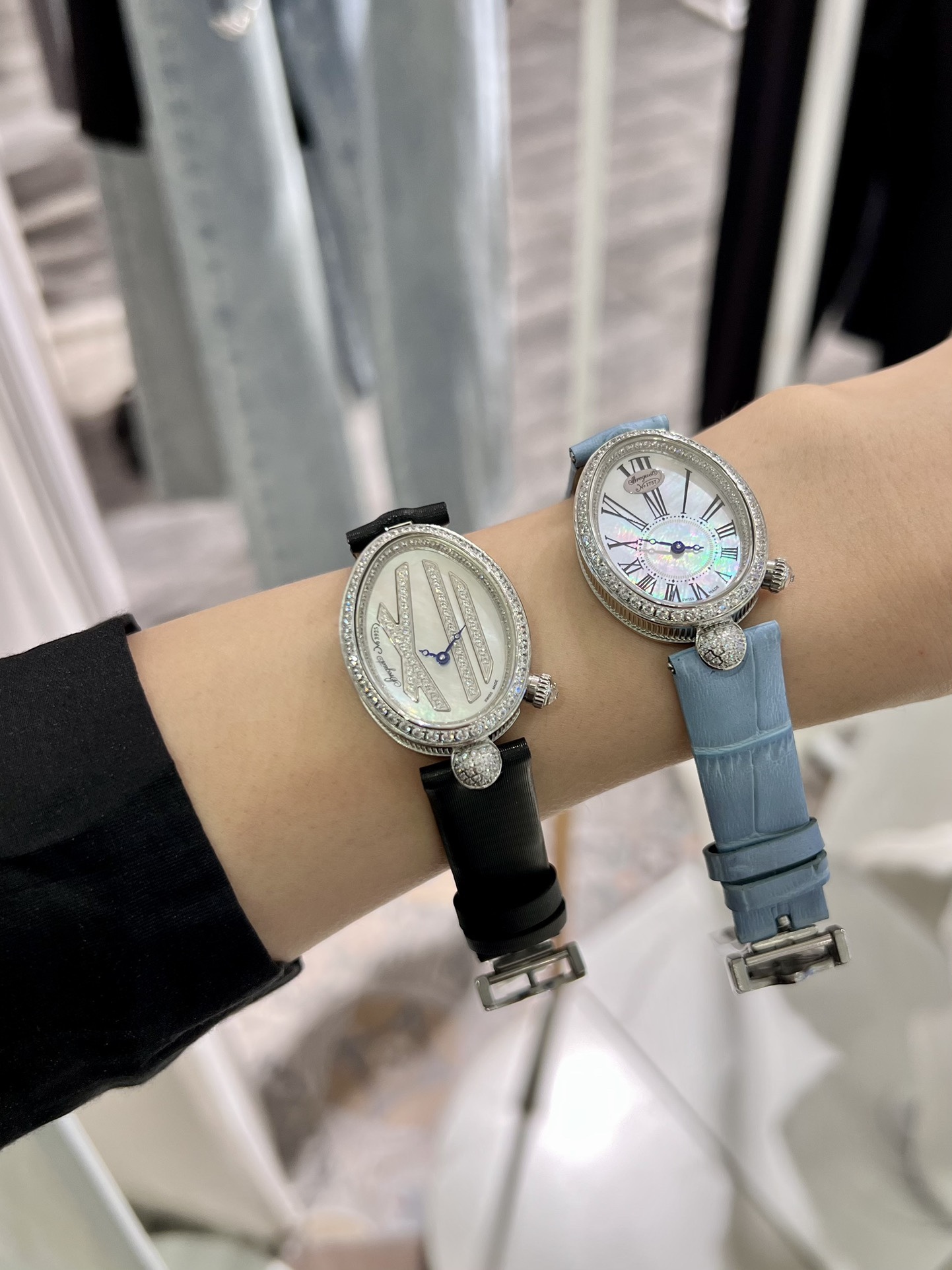 上手圖

優雅出品史上最強復刻女表——寶璣那不勒斯皇后  黃金殼  系列驚艷登場，修正市場版本的所有不足，高貴典雅，盡顯女王風範！
【表殼】腕表尺寸分別為中號36.5x28.5毫米 小號33 x 25毫米
鵝卵形表殼高雅大氣，表殼外緣飾有錢幣紋。表圈和表殼周圍鑲嵌共117顆施華洛水晶（約0.99克拉）。表冠處鑲有一顆梨形晶石（約0.26克拉）
【精彩細節】
1.與原裝吻合，在表殼背部均打有貴金屬標識，效果清晰工整，彰顯腕表檔次。2.穹面玻璃，從側面看不僅有魚眼效果，還能折射鑽石帶來的璀璨光芒，更顯腕表高貴