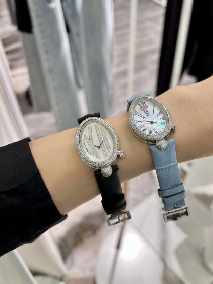 上手圖

優雅出品史上最強復刻女表——寶璣那不勒斯皇后  黃金殼  系列驚艷登場，修正市場版本的所有不足，高貴典雅，盡顯女王風範！
【表殼】腕表尺寸分別為中號36.5x28.5毫米 小號33 x 25毫米
鵝卵形表殼高雅大氣，表殼外緣飾有錢幣紋。表圈和表殼周圍鑲嵌共117顆施華洛水晶（約0.99克拉）。表冠處鑲有一顆梨形晶石（約0.26克拉）
【精彩細節】
1.與原裝吻合，在表殼背部均打有貴金屬標識，效果清晰工整，彰顯腕表檔次。2.穹面玻璃，從側面看不僅有魚眼效果，還能折射鑽石帶來的璀璨光芒，更顯腕表高貴