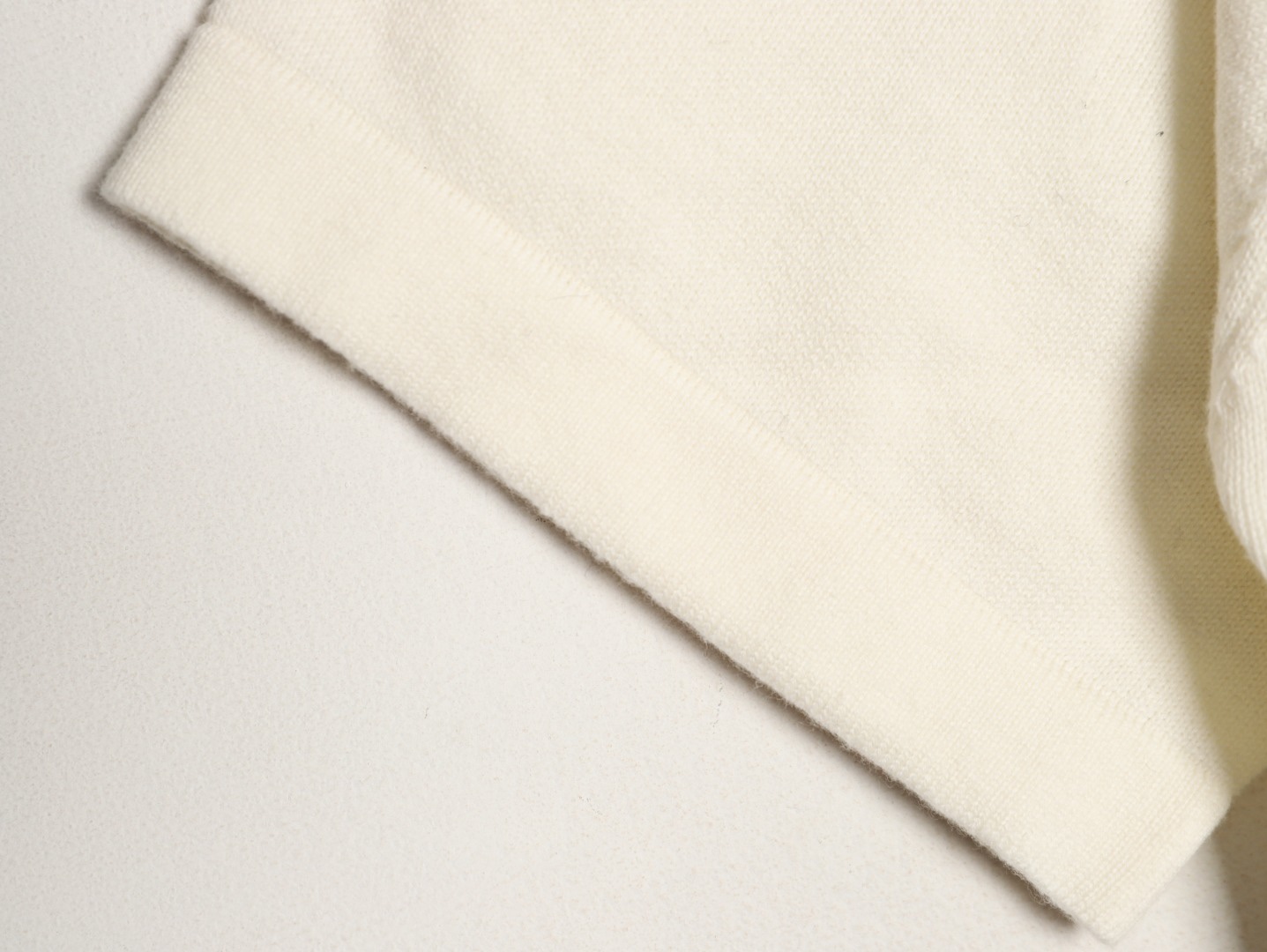 🔝LOUIS VUITTON LV 皮箱幾何圖針織短袖T恤
定織雲柔密紡棉針織料，嵌花提花織法，精細編織不僅確保了圖案的清晰度，還大大增強了織物的耐用性，成衣洗水加軟去味工藝，通過專業的洗滌設備和特定的洗滌劑，對衣物進行深度清潔和去味處理，改善衣物的手感和外觀，寬松版型
B Size：S-XL