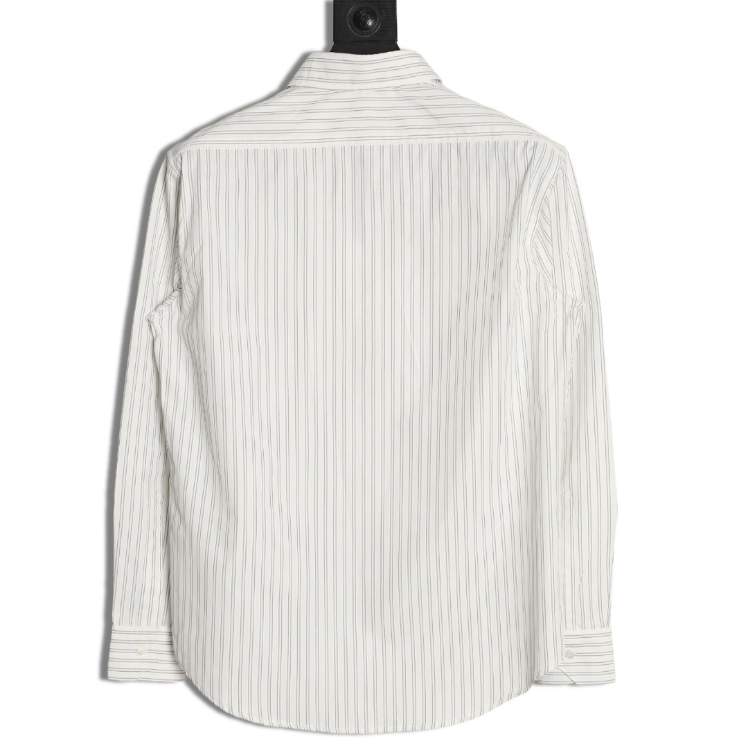 🔝CELINE賽琳CE 凱旋門竪條紋刺繡長袖襯衫
採用100%天然棉花纖維，無任何化纖混紡，從源頭確保面料的純淨度。棉纖維內部的中空結構形成天然“空氣通道”，使面料具備優異的透氣性。空氣可自由流通於纖維間隙，快速排出體表濕氣與熱量，即使長時間穿著也能保持乾爽，避免悶熱黏膩感。同時吸濕性遠超合成纖維。當人體出汗時，面料能迅速吸收汗液並擴散至表面，通過空氣流動加速蒸發，實現“吸濕-釋放”的動態平衡，保持肌膚乾爽舒適。
繡花機以棉線勾勒標誌，針腳細密均勻，確保線條流暢清晰，形成飽滿的立體肌理。刺繡
