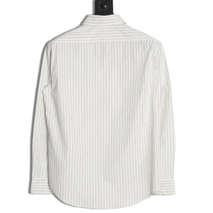 🔝CELINE賽琳CE 凱旋門竪條紋刺繡長袖襯衫
採用100%天然棉花纖維，無任何化纖混紡，從源頭確保面料的純淨度。棉纖維內部的中空結構形成天然“空氣通道”，使面料具備優異的透氣性。空氣可自由流通於纖維間隙，快速排出體表濕氣與熱量，即使長時間穿著也能保持乾爽，避免悶熱黏膩感。同時吸濕性遠超合成纖維。當人體出汗時，面料能迅速吸收汗液並擴散至表面，通過空氣流動加速蒸發，實現“吸濕-釋放”的動態平衡，保持肌膚乾爽舒適。
繡花機以棉線勾勒標誌，針腳細密均勻，確保線條流暢清晰，形成飽滿的立體肌理。刺繡