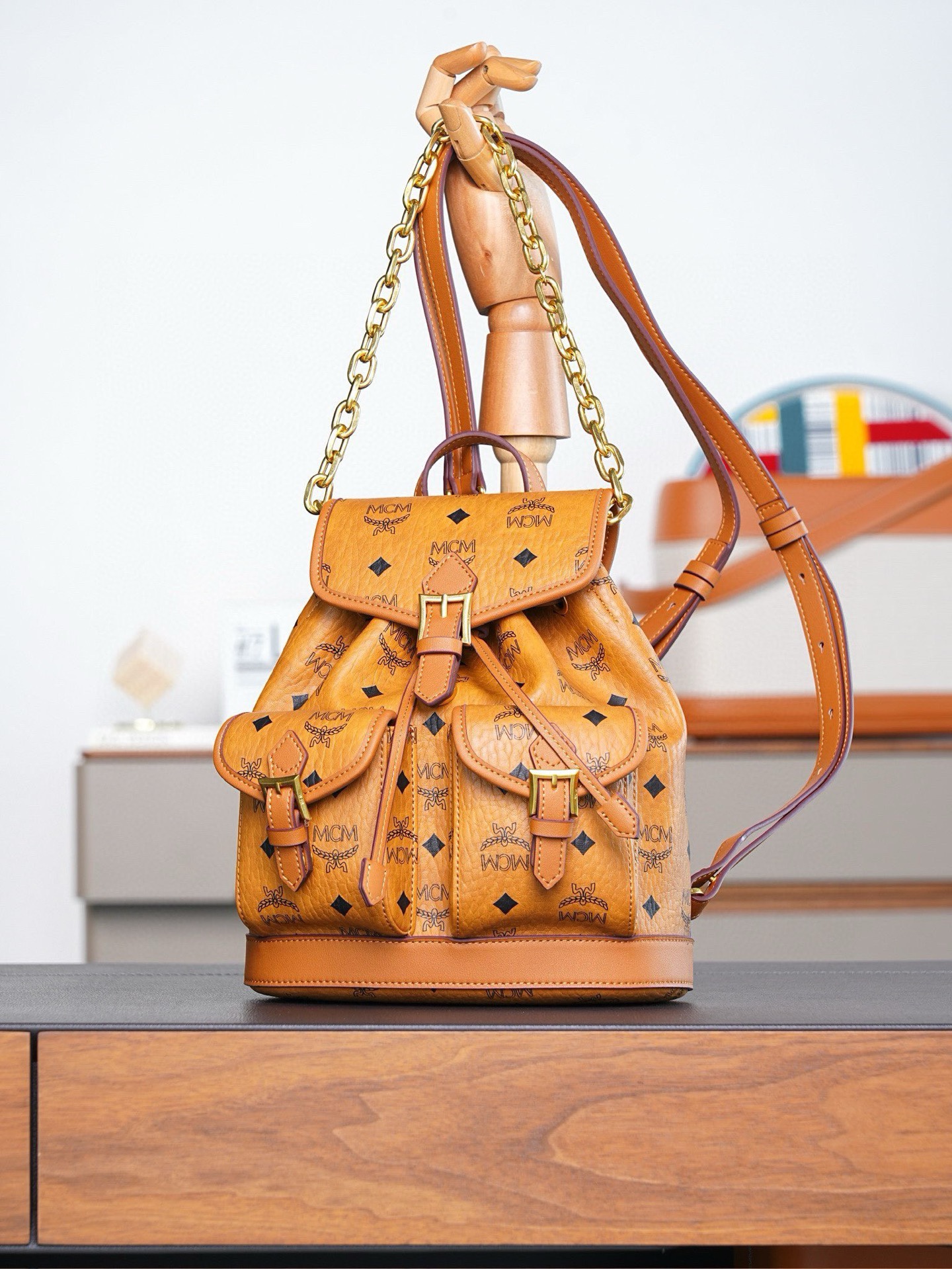 𝙈𝘾𝙈 𝘼𝙧𝙚𝙣 𝘿𝙧𝙖𝙬𝙨𝙩𝙧𝙞𝙣𝙜𝘽𝙖𝙘𝙠𝙥𝙖𝙘𝙠 𝙞𝙣 𝙑𝙞𝙨𝙚𝙩𝙤𝙨干邑色Mini#抽绳双肩背包🎒这款Visetos经典花纹人造革抽绳双肩背包采用搭扣五金件装饰及天然皮革饰边设计。
品牌经典水桶包款式以精致的经典干邑色双肩背包形式焕新呈现，由经典Visetos人造革及天然皮革制成。这款便携包袋的设计独具特色，拥有多个隔层，并饰有以慕尼黑巴伐利亚钻石为灵感的搭扣五金件。