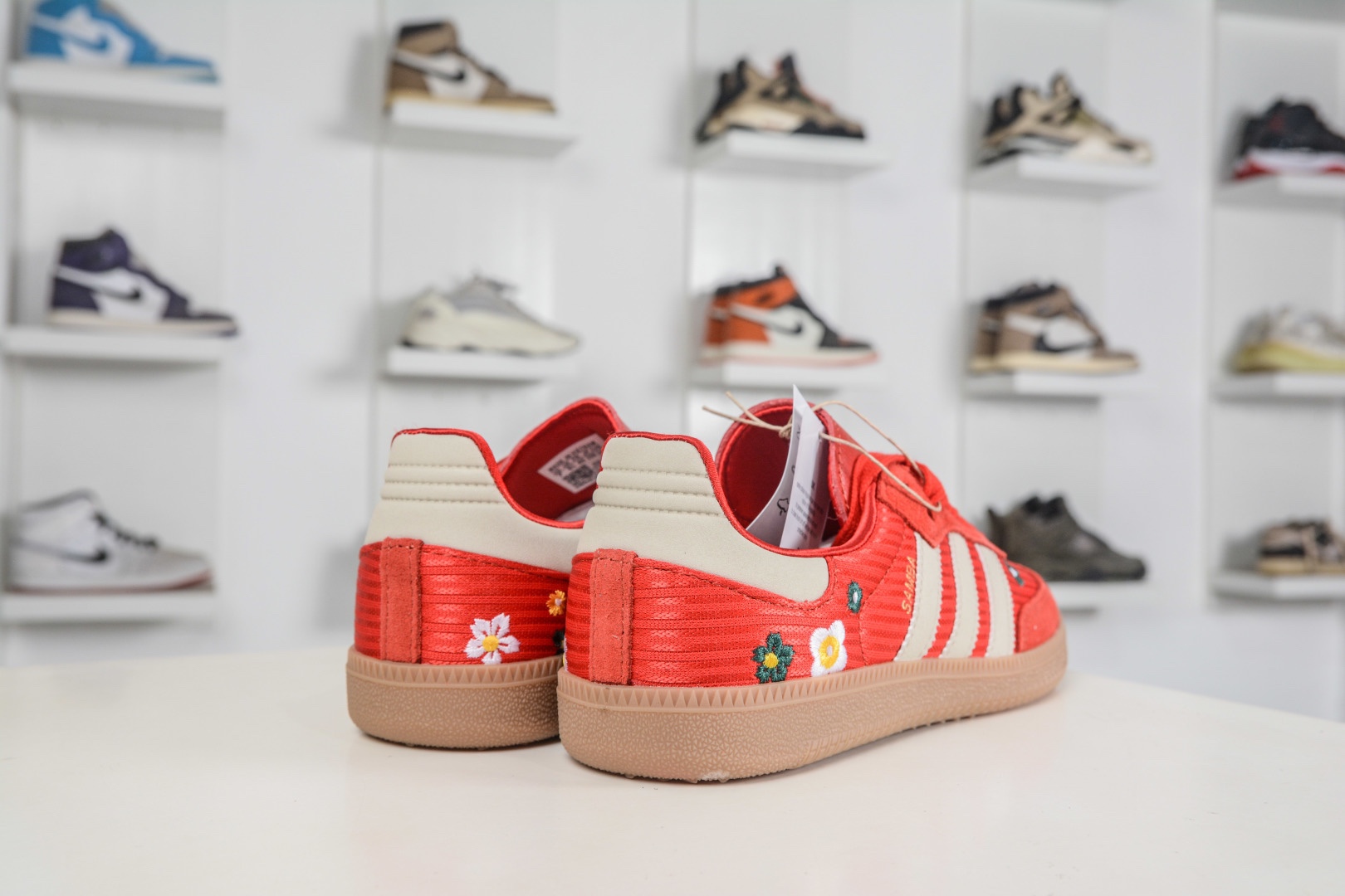 adidas originals SAMBA OG W 此款鞋延續了橡膠外底和經典款式的傳統。
貨號：IH9056
Size：35 36 36.5 37 38 38.5 39 40 40.5 41 42 42.5 43 44 44.5 45