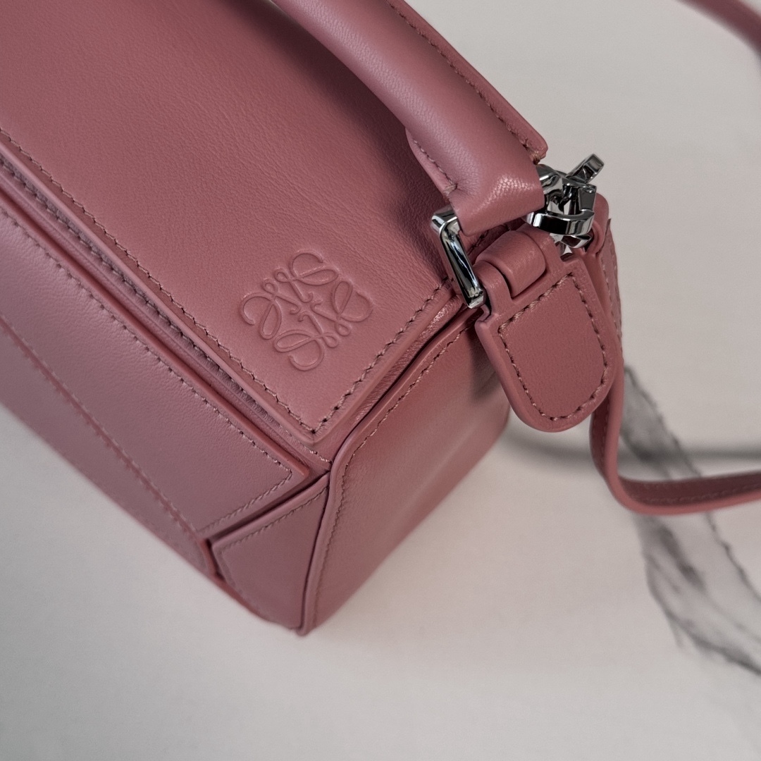 LO℮w℮🌟新款 迷你納帕羊皮革 Featherlight Puzzle 手袋 以別具一格的幾何線條勾勒長方體造型。柔軟輕盈的納帕皮革為手袋注入隨性慵懶的風格。可肩背、斜挎或手提
可拆卸可調節肩帶，飾有旋轉卡扣*拉鍊開合，鉸接式拉鍊頭 一個外部拉鍊後袋，一個內部插袋*可拆卸 LOE**WE 燙金或燙銀標籤，飾有隱秘口袋和氣球骰子*長方形金屬腳釘 納帕羊皮革襯里 Anagram 壓紋、飾牌內部鐫刻 LOE**WE.
型號：062511
size:17.5*7.5*12.5CM（配全套包裝）