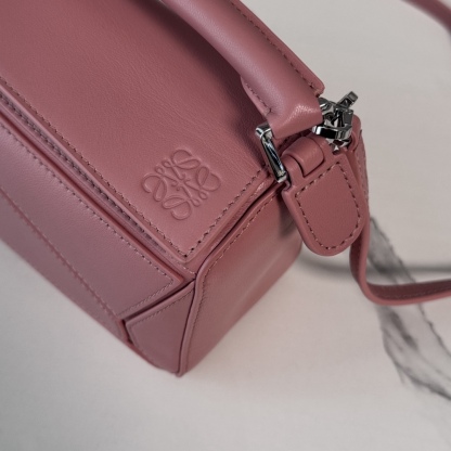 LO℮w℮🌟新款 迷你納帕羊皮革 Featherlight Puzzle 手袋 以別具一格的幾何線條勾勒長方體造型。柔軟輕盈的納帕皮革為手袋注入隨性慵懶的風格。可肩背、斜挎或手提
可拆卸可調節肩帶，飾有旋轉卡扣*拉鍊開合，鉸接式拉鍊頭 一個外部拉鍊後袋，一個內部插袋*可拆卸 LOE**WE 燙金或燙銀標籤，飾有隱秘口袋和氣球骰子*長方形金屬腳釘 納帕羊皮革襯里 Anagram 壓紋、飾牌內部鐫刻 LOE**WE.
型號：062511
size:17.5*7.5*12.5CM（配全套包裝）