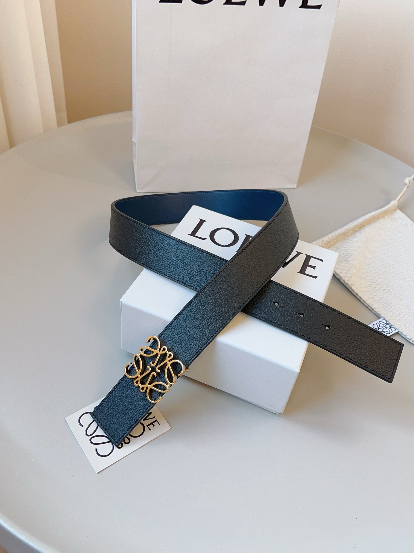 羅意威LoEWE 4.0cm正反兩穿腰帶，選用壓紋牛皮革製成，反復Anagram圖案