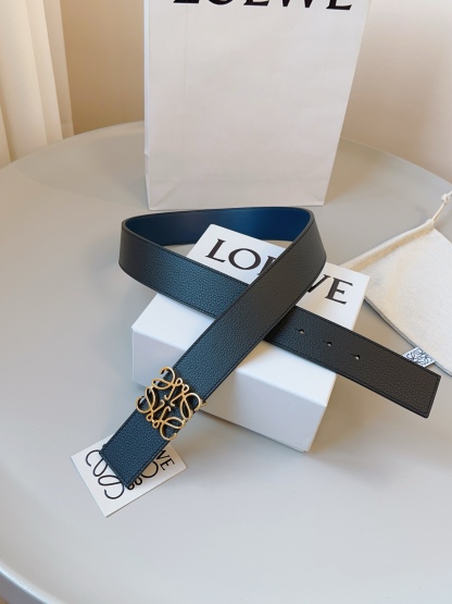 羅意威LoEWE 4.0cm正反兩穿腰帶，選用壓紋牛皮革製成，反復Anagram圖案